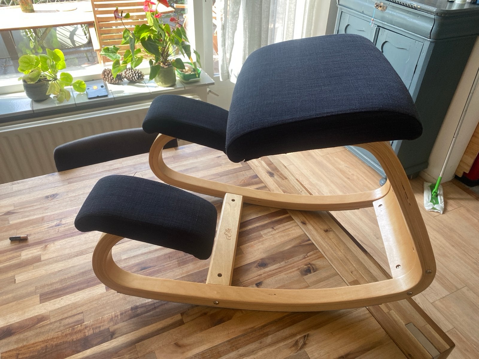 Ergonomische kniestoel van Ella, zo goed als nieuw, Huis en Inrichting, Ophalen, Zwart, Zo goed als nieuw, Eén