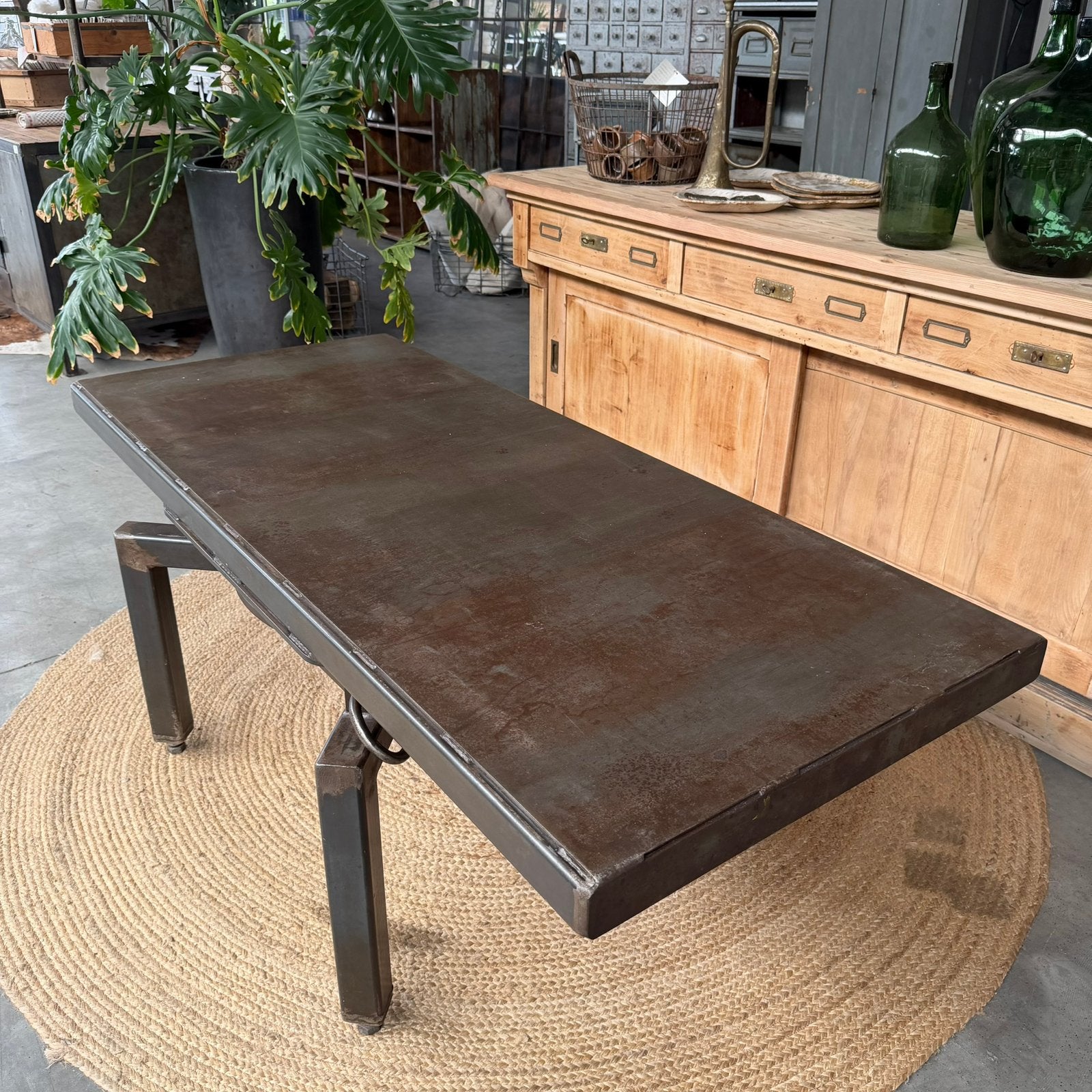 Oude lastafel, vintage salontafel, stalen tafel, toonbank, Ophalen