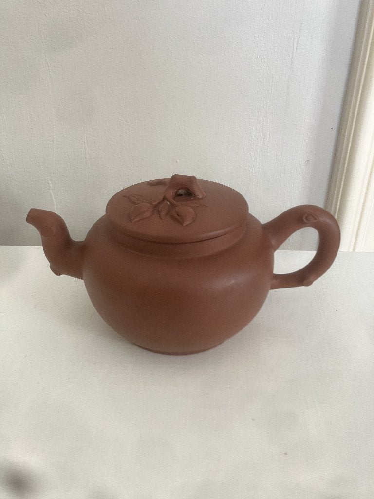 Een Chinese Yixing Zisha theepot van rode klei., Overige typen, Ophalen of Verzenden, Zo goed als nieuw, Overige stijlen