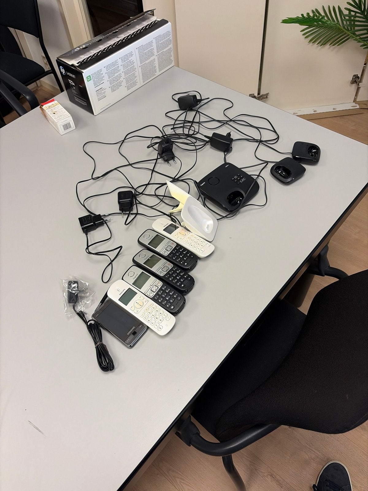 Set van 5 draadloze telefoons met basisstation en laders, Ophalen of Verzenden, Gebruikt, 4 handsets of meer