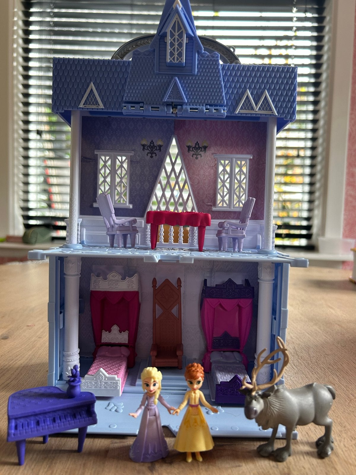 Disney Frozen 2-in-1 Kasteel Poppenhuis met Accessoires, Ophalen of Verzenden, Zo goed als nieuw, Poppenhuis