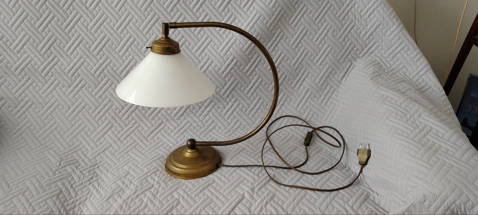 Vintage Tafellamp met Melkglazen Kap en Messing Voet, Gebruikt, Overige merken, Vintage, Met schakelaar