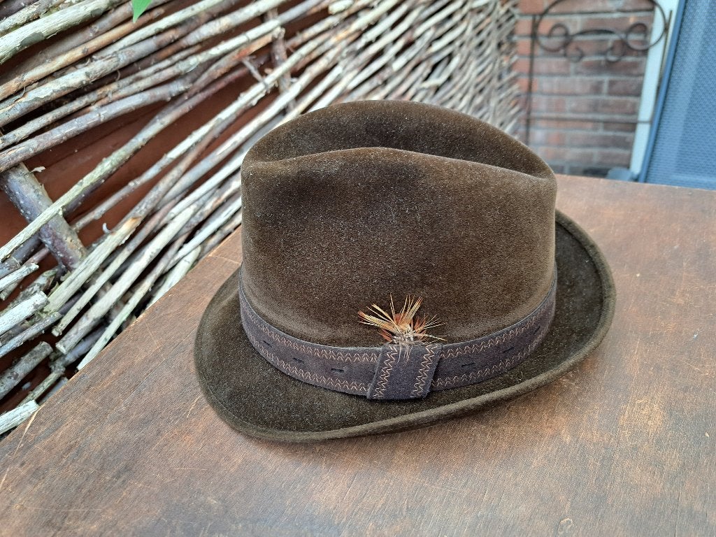 Bruin vilten gleufhoed met veer – vintage, Ophalen of Verzenden, Gedragen, 57 cm (M, 7⅛ inch) of minder, Hoed