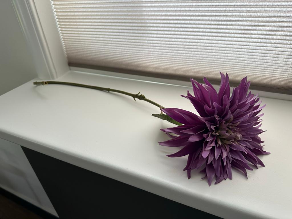 Paarse Kunstbloem - Realistische Dahlia, Ophalen, Zo goed als nieuw, Overige materialen, Oor- of Traguspiercing
