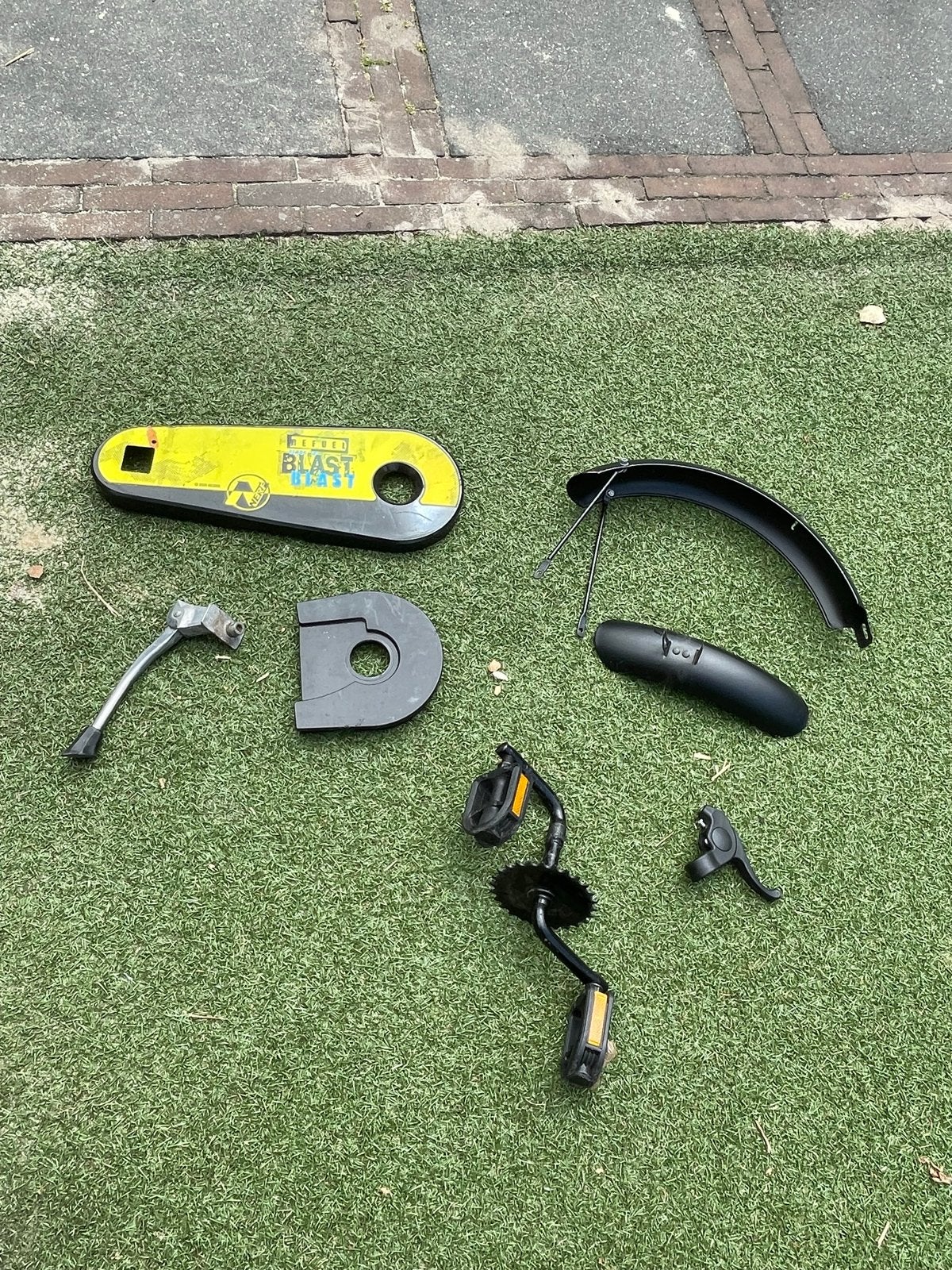 Diverse fiets onderdelen: spatborden, pedalen, kettingkast, Ophalen, Gebruikt, Overige typen, Kinderfiets