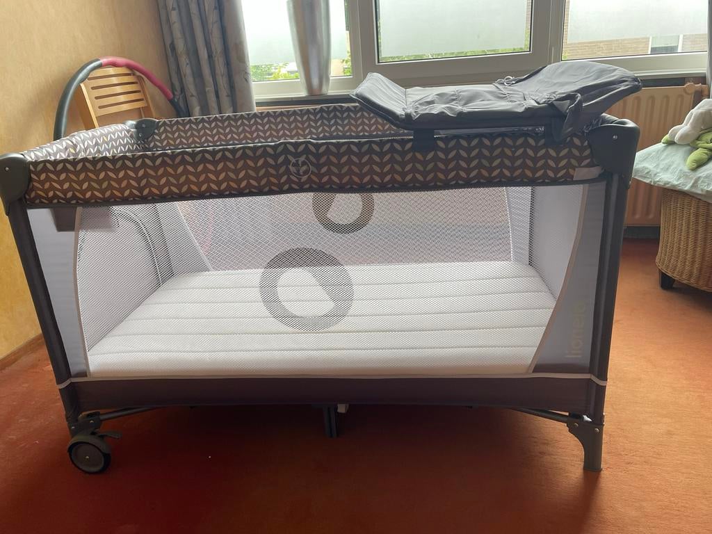 Campingbedje baby/peuter met matras en aankleedkussen, Ophalen of Verzenden, Zo goed als nieuw, Reisbedje