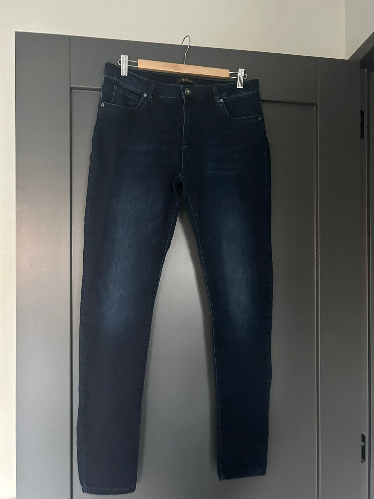 Fijne aangesloten donkere spijkerbroek van Supertrash, Verzenden, Zo goed als nieuw, Blauw, W30 - W32 (confectie 38/40)