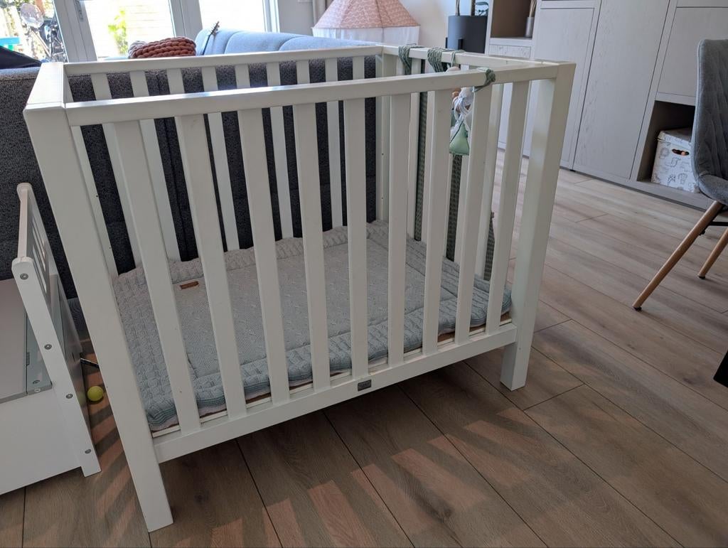 Witte massief houten box met boxkleed, Ophalen, Zo goed als nieuw, Vierkant, Boxkleed