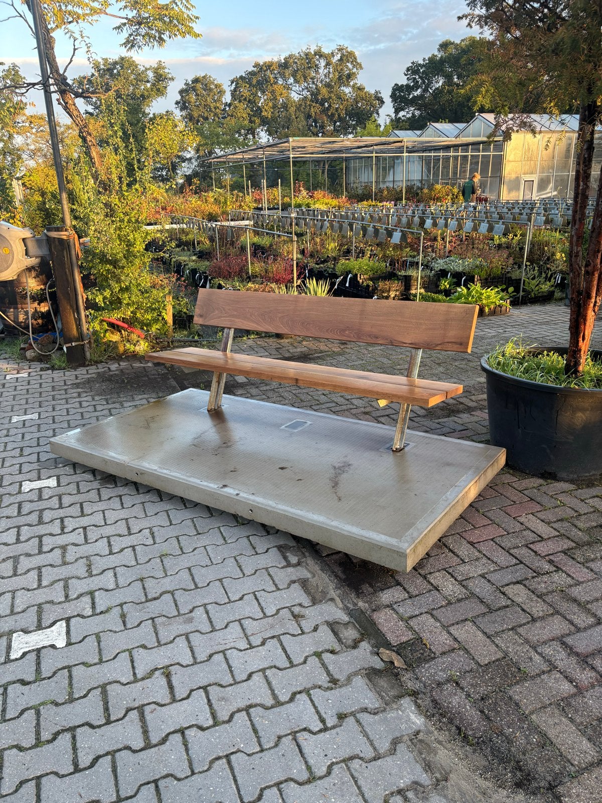 Stevige parkbank met eiken planken op betonplaat, Ophalen, Nieuw, Hout