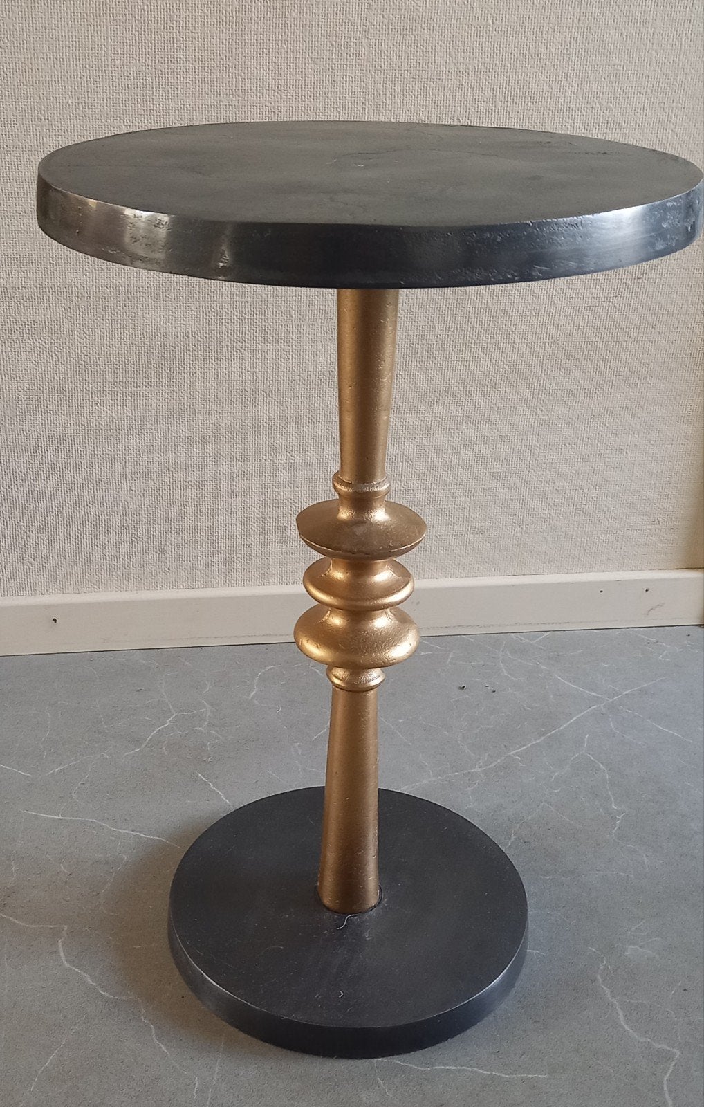 Bijzettafel Nyla Feelings - Rond, Zwart met Goud, Huis en Inrichting, Tafels | Bijzettafels, Minder dan 55 cm, Metaal of Aluminium