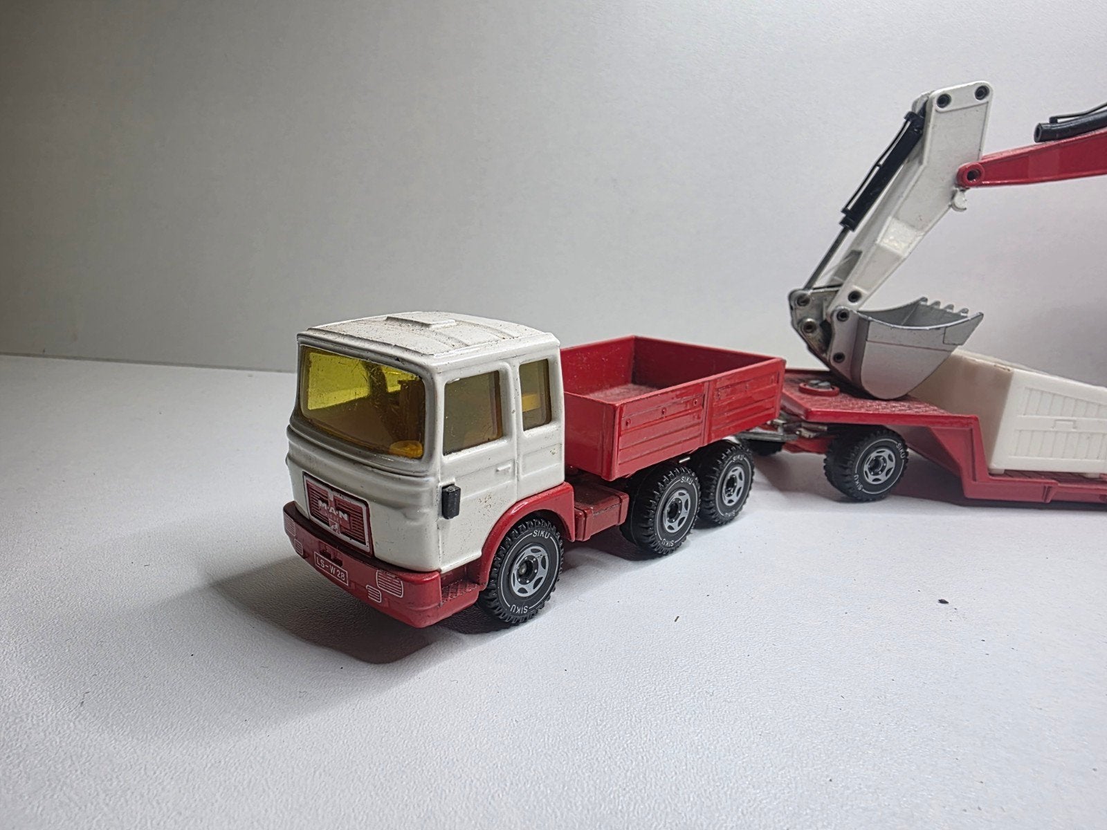 man met dieplader met kraan, Ophalen of Verzenden, Gebruikt, Bus of Vrachtwagen, SIKU