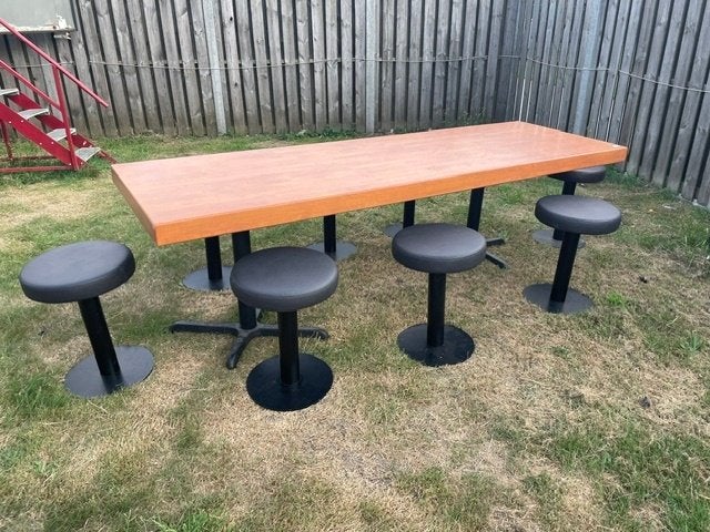 Stamtafel met 8 krukken, Ophalen, Zo goed als nieuw