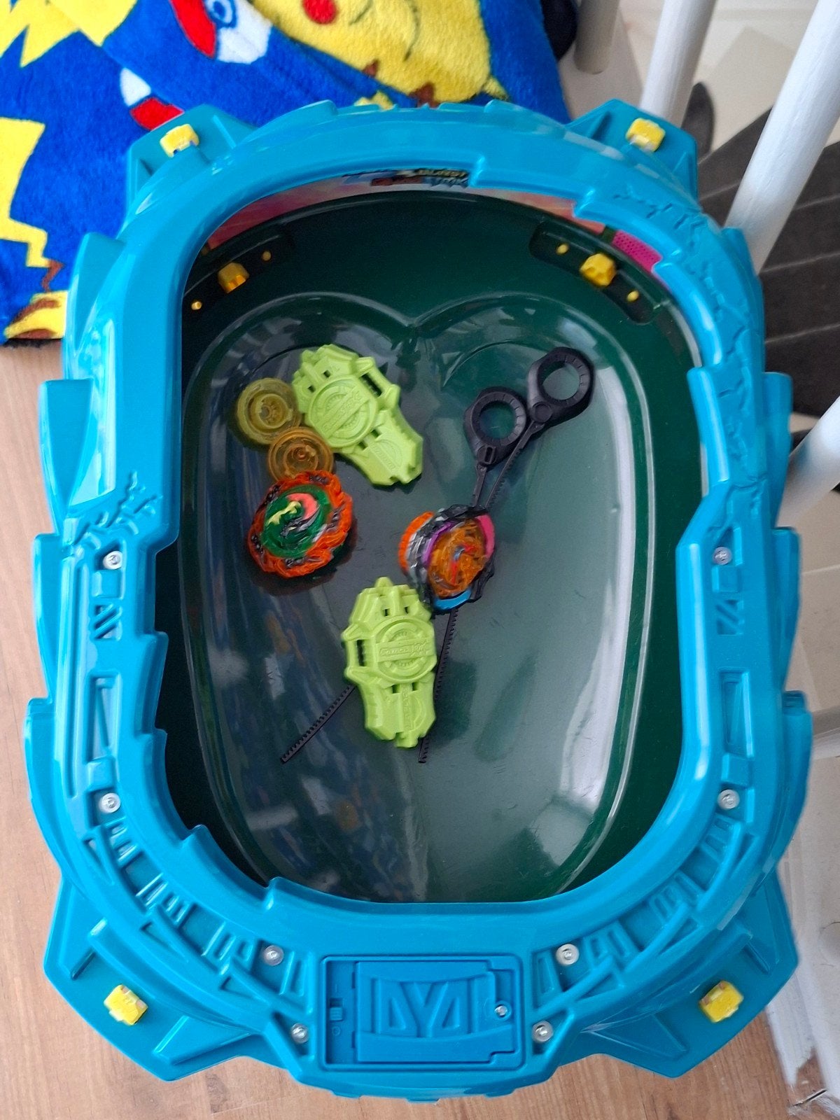Beyblade Burst Stadion met 2 Beyblades en Starters, Ophalen of Verzenden, Gebruikt, Jongen