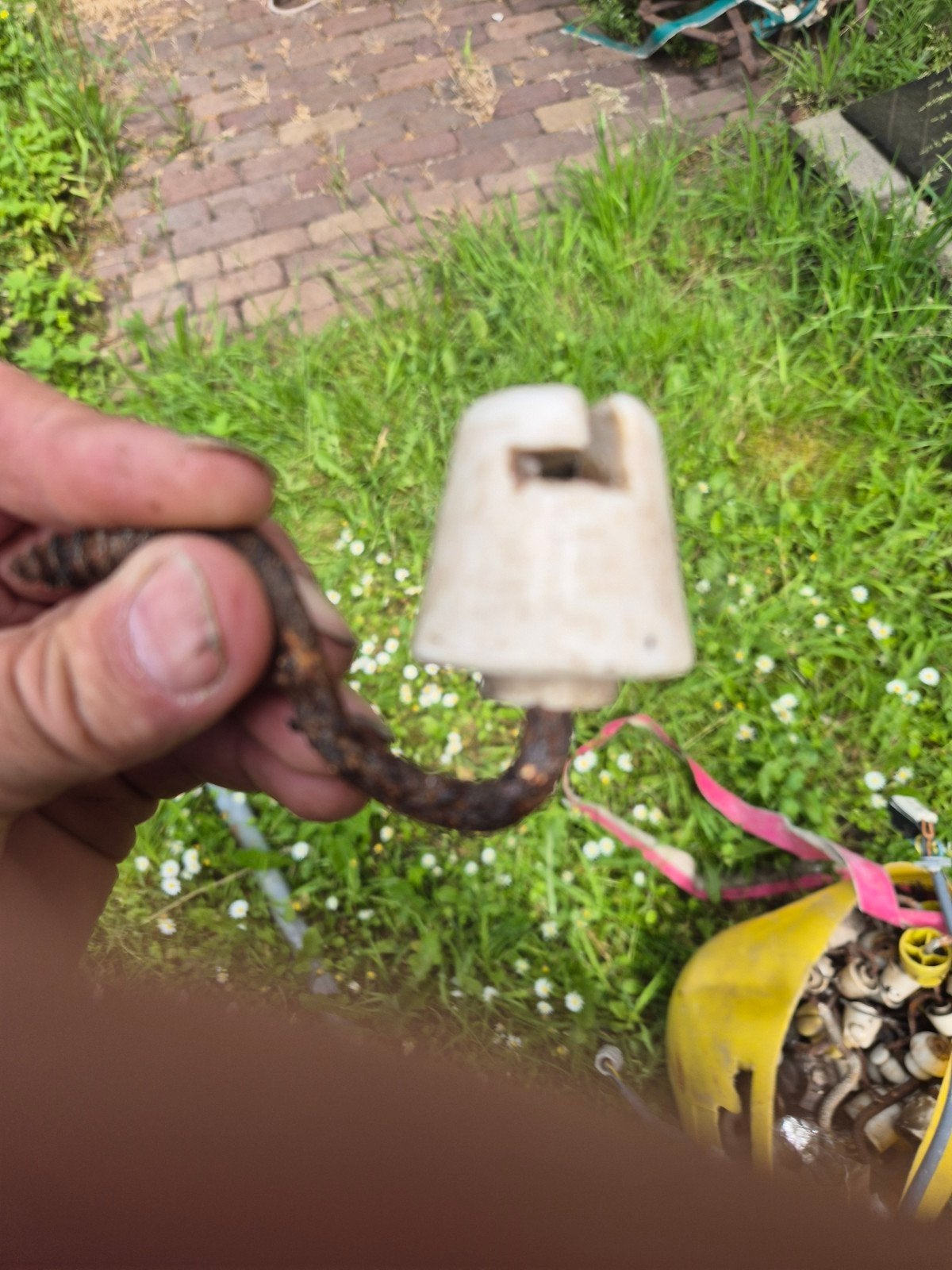 Vintage porseleinen isolator met metalen haak, Ophalen of Verzenden