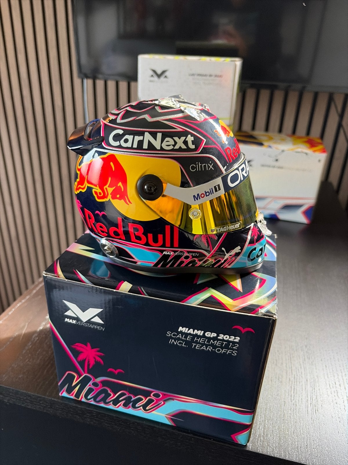 Max Verstappen Miami GP 2022 schaalhelm 1:2, Verzamelen, Automerken, Motoren en Formule 1, Ophalen of Verzenden, Zo goed als nieuw