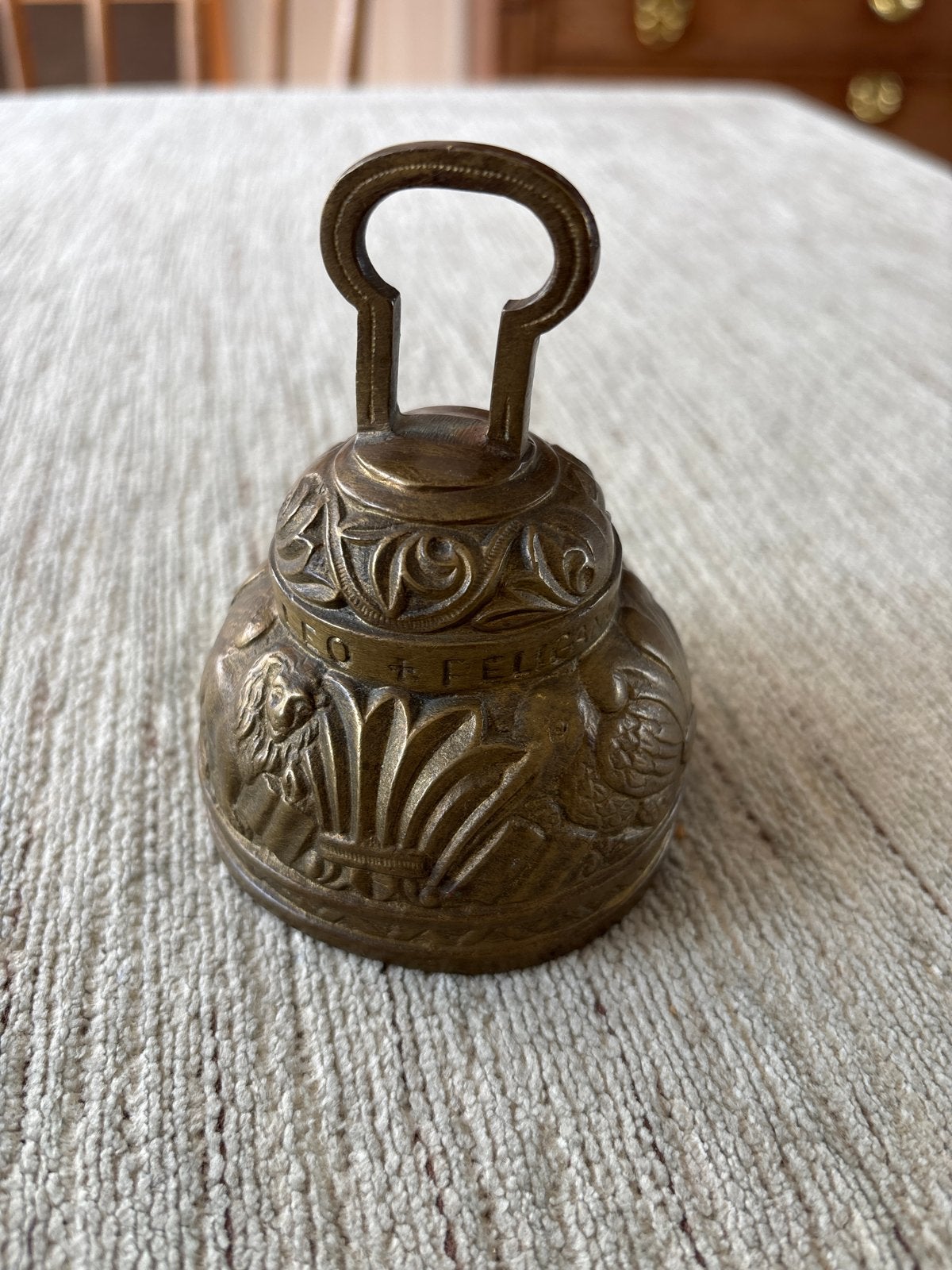 Antieke bronzen kerkbel Leo Aquila Agnus Pelicanus, Ophalen