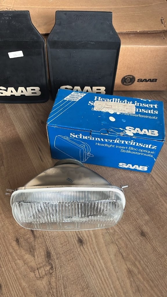 Nieuwe Hella H4 koplamp Saab 96 onderdeelnummer: 8560328, Ophalen, Nieuw, Saab