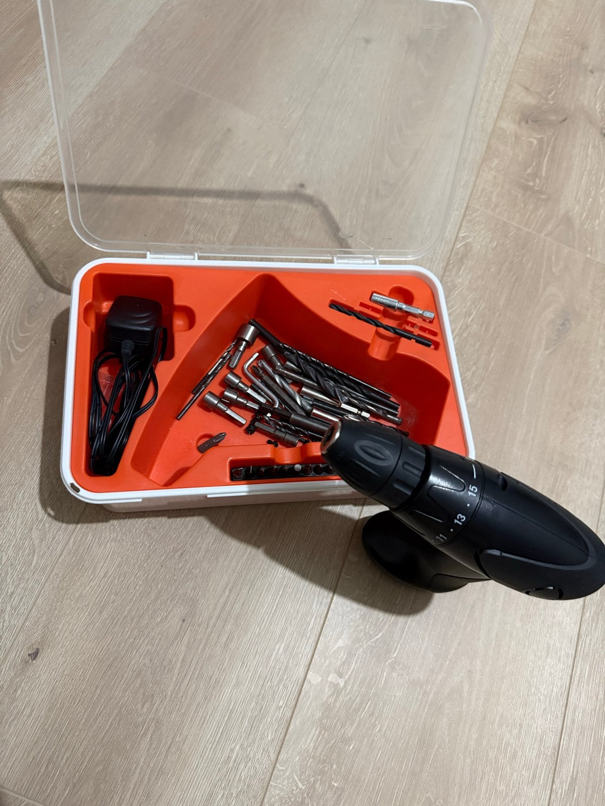IKEA FIXA Schroefboormachine met Boor- en Bitset, Ophalen, Variabele snelheid, Minder dan 400 watt, Zo goed als nieuw