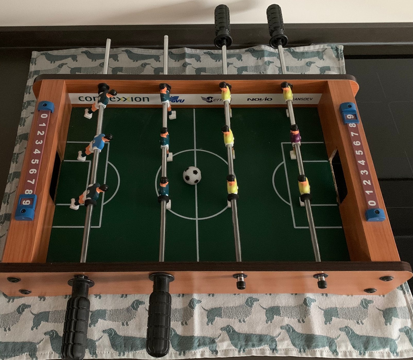 Houten tafelvoetbalspel, Kinderen en Baby's, Speelgoed | Voetbaltafels, Ophalen of Verzenden, Zo goed als nieuw