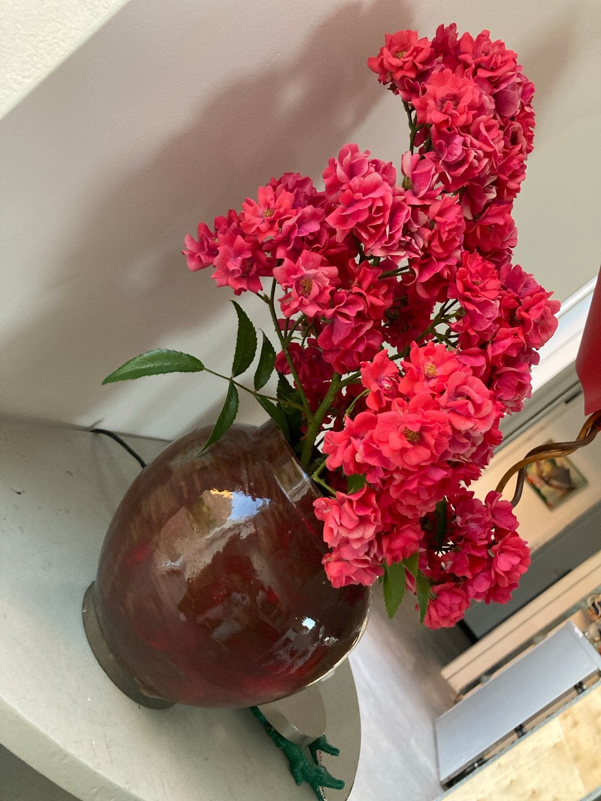 Decoratieve vazen met roosjes rozen/ verbena (ijzerhard), Ophalen of Verzenden