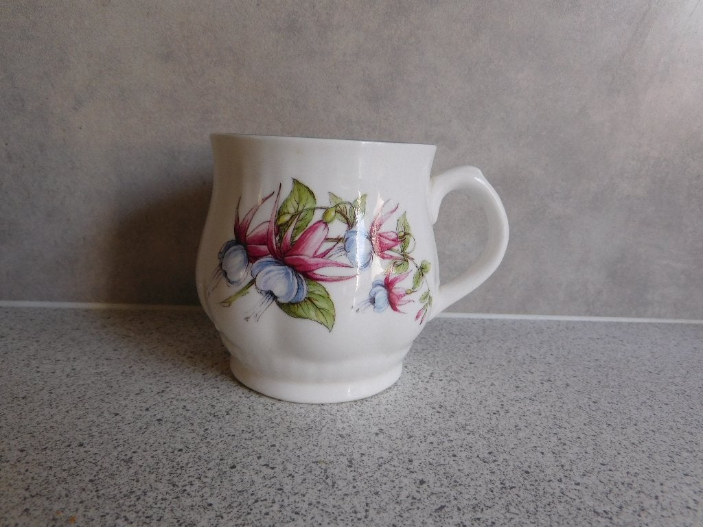 Mok 250 ml. Fine Bone China Fuchsia Woodlea, Overige merken, Zo goed als nieuw, Overige stijlen, Porselein