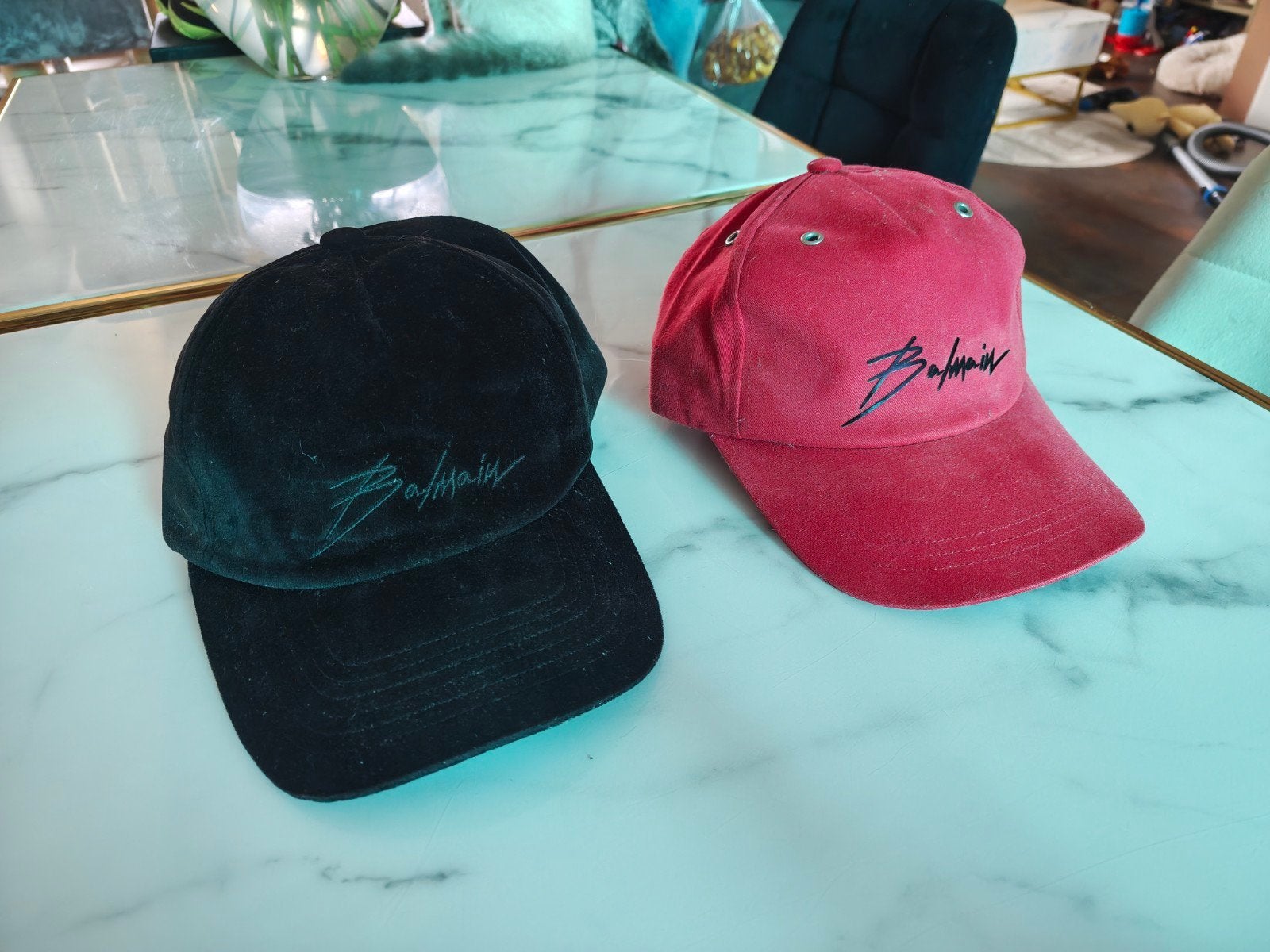 2x Balmain caps zwart en rood, Balmain, Pet, Gedragen, One size fits all