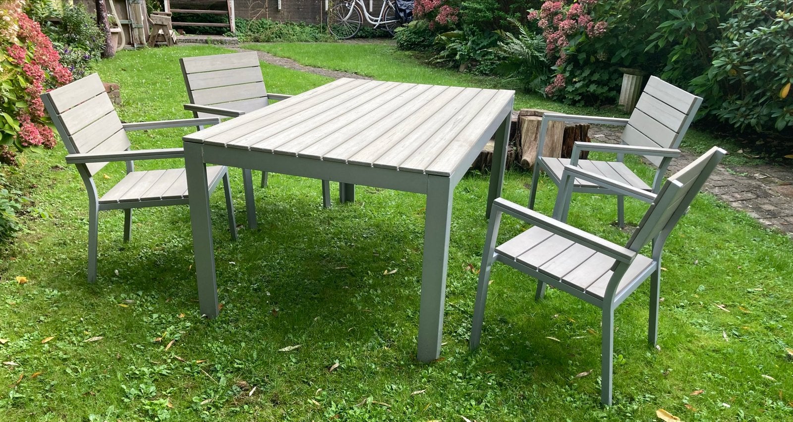 Moderne tuinset met 4 stoelen en tafel