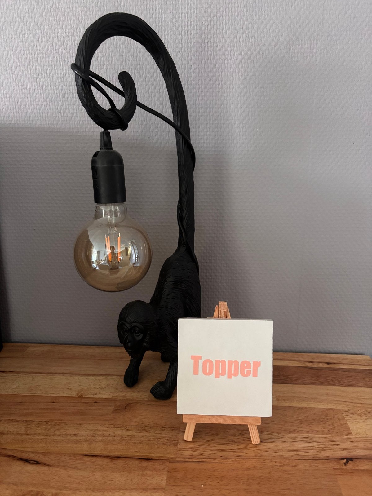 Tegel met 'Topper' op ezel, Ophalen of Verzenden, Nieuw, Wit, Steen/keramiek