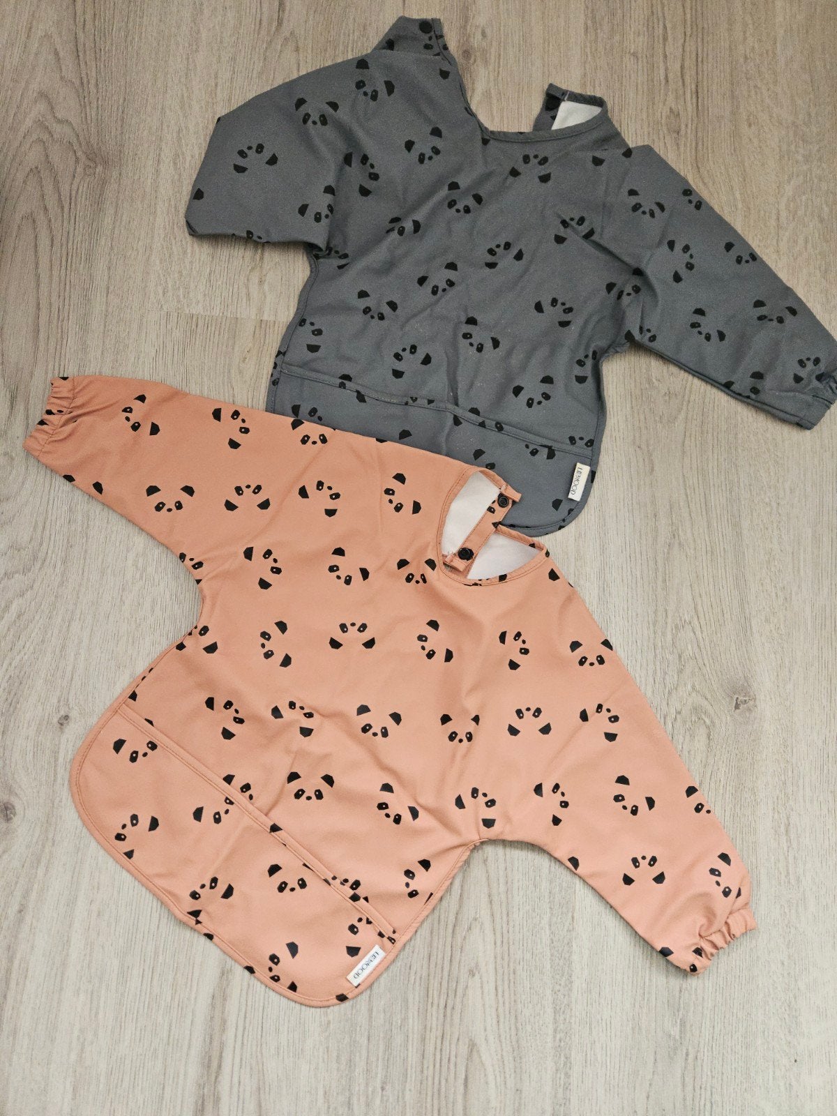 2 Slabber Jasjes met Panda Print - Beschermende Eetkleding, Kinderen en Baby's, Babykleding | Overige, Ophalen of Verzenden, Gebruikt