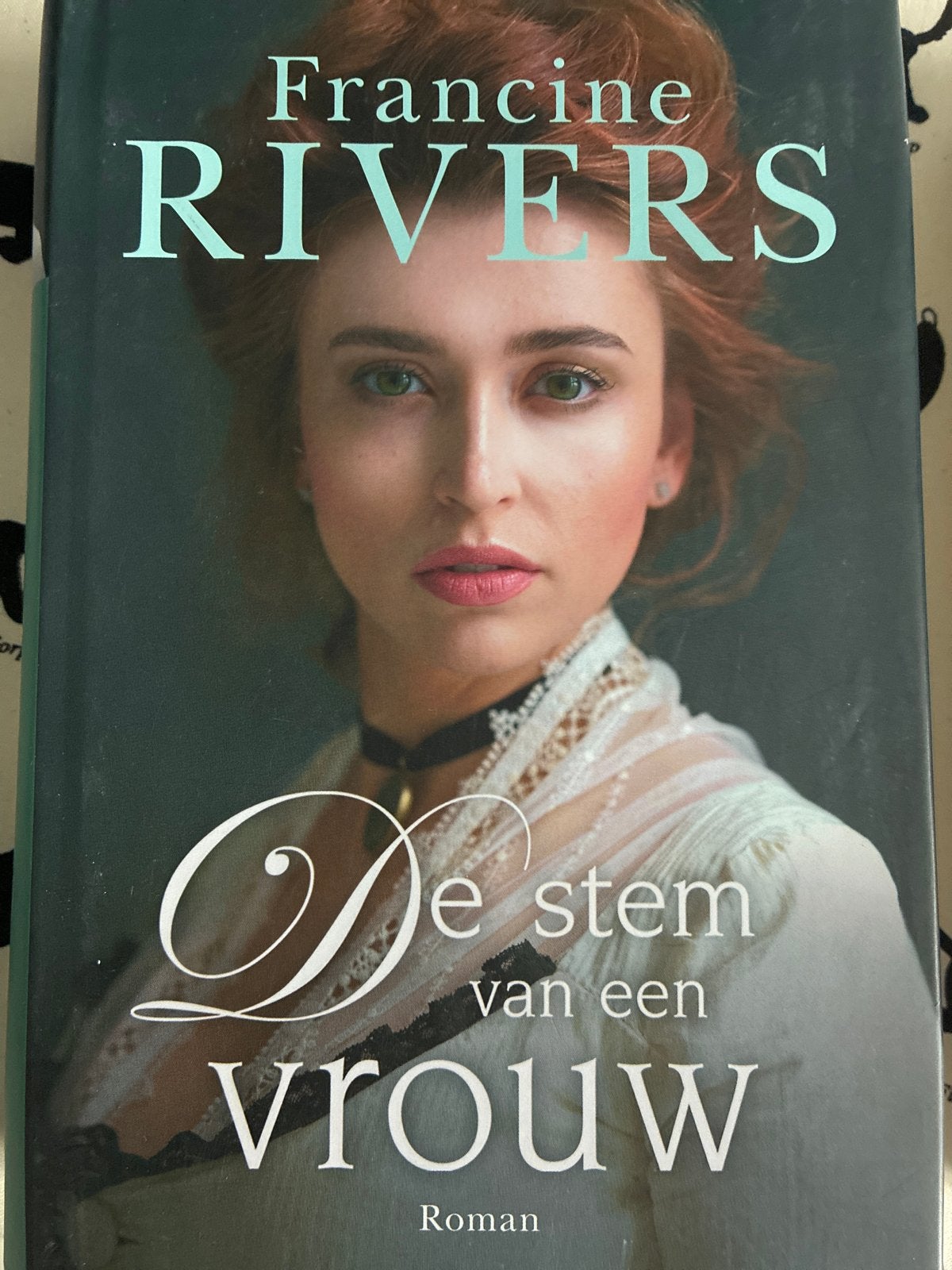 De stem van een vrouw - Francine Rivers (Roman), Ophalen of Verzenden, Zo goed als nieuw, Nederland