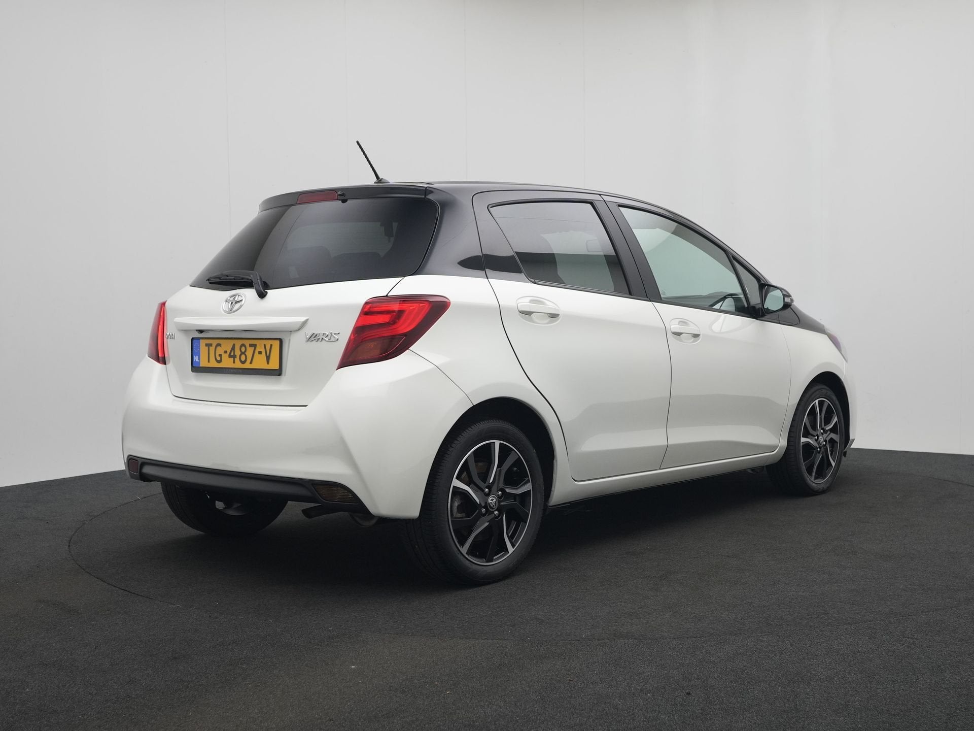 Toyota Yaris 1.0 VVT-i Trend Bi-Tone | Cruise Control | Clim, Stof, Bedrijf, Handgeschakeld, 3 cilinders