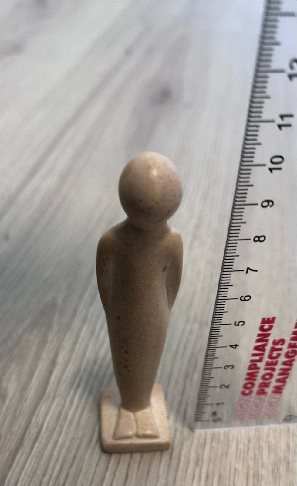 handgesneden beeldje van een moeder en kind, Ophalen of Verzenden, Zo goed als nieuw, Mens