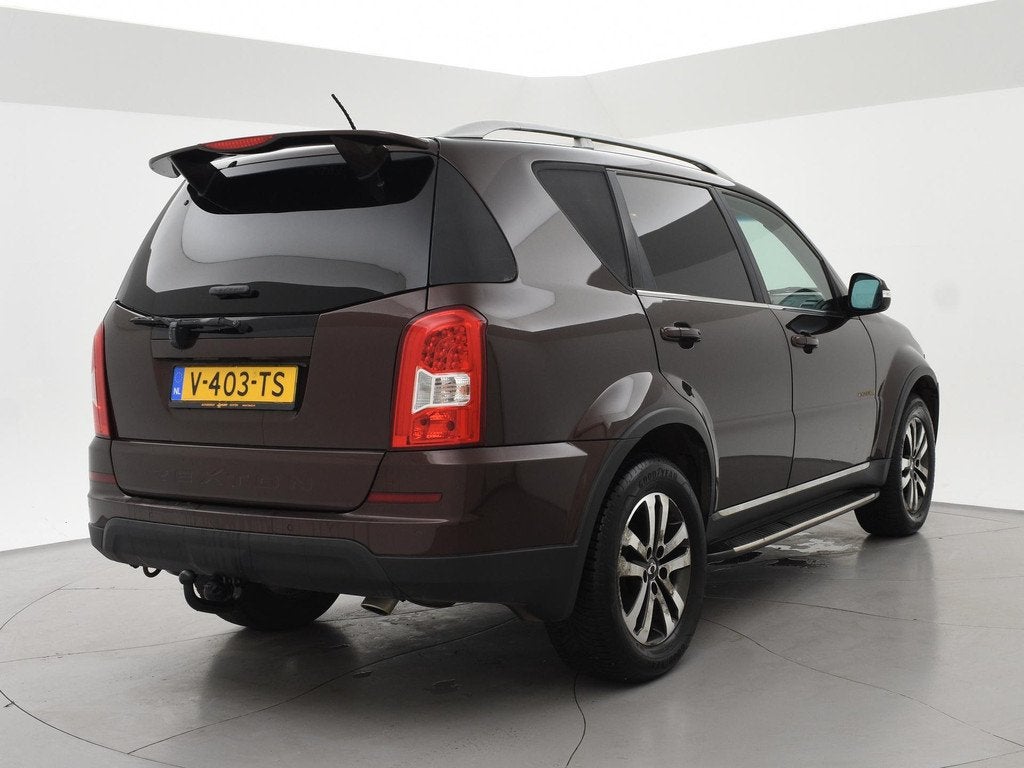 SsangYong Rexton RX 200 e-XDI 155 PK 4WD AUT. + TREKHAAK | L, Auto's, SsangYong, Gebruikt, 4 cilinders, Bruin, Leder