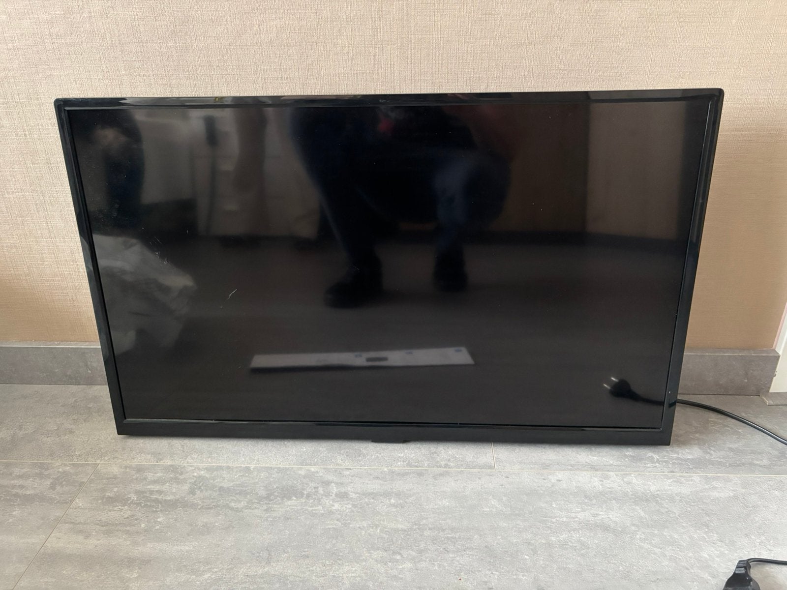 32 inch tv met hdmi aansluitingen, 50 Hz, Zo goed als nieuw, Minder dan 40 cm, Smart TV