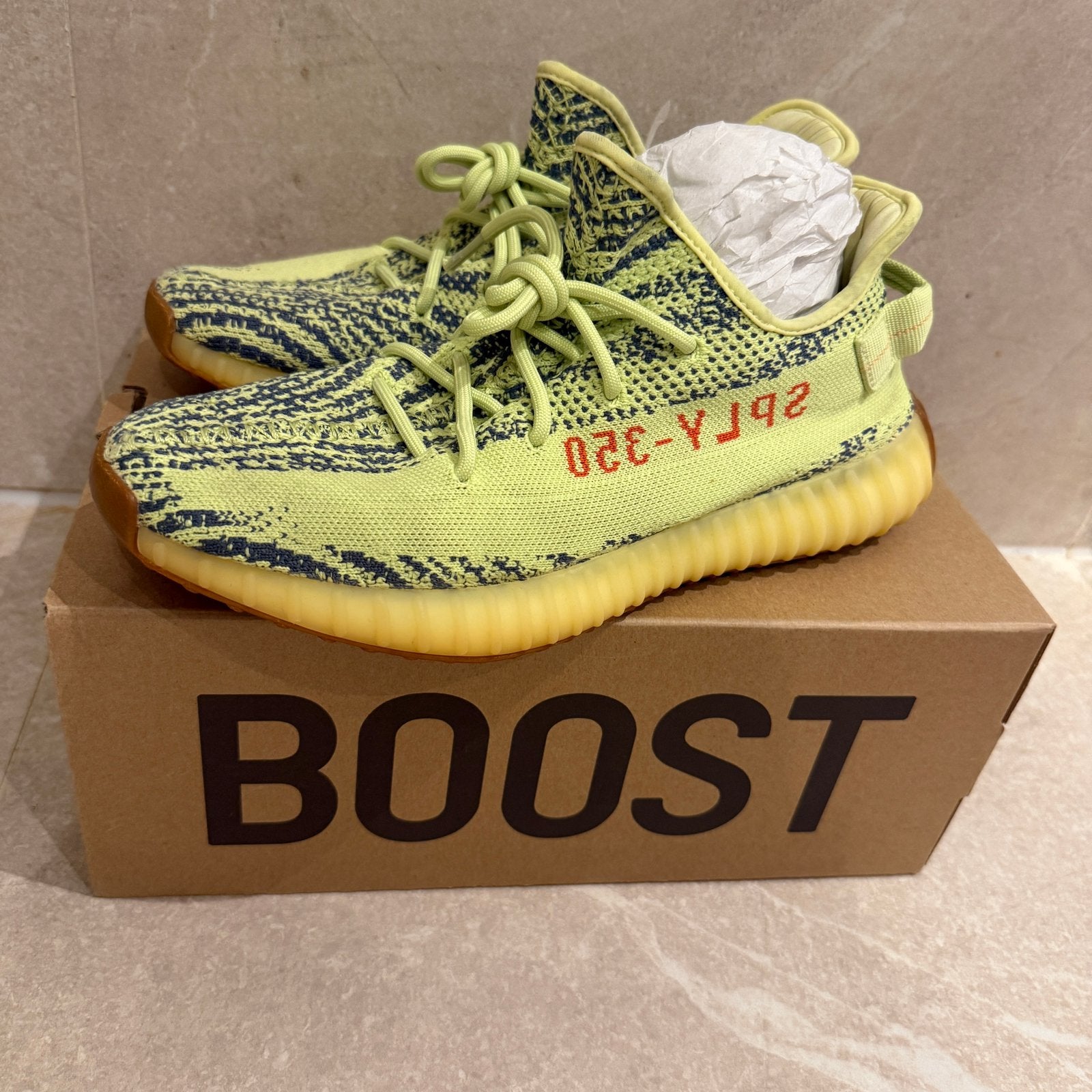 Adidas Yeezy 350 V2 semi frozen yello, Ophalen of Verzenden, Zo goed als nieuw, Overige kleuren