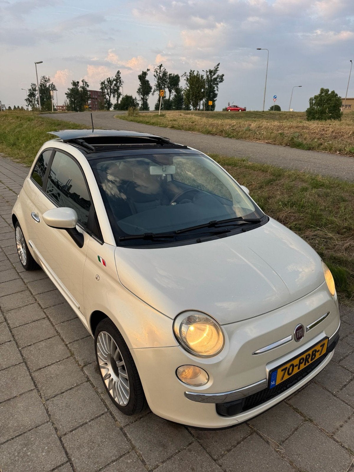 Fiat 500 1.2 pano dak nieuwe koppeling en robot automaat, Auto's, 1242 cc, 4 cilinders, Leder en Stof, Wit
