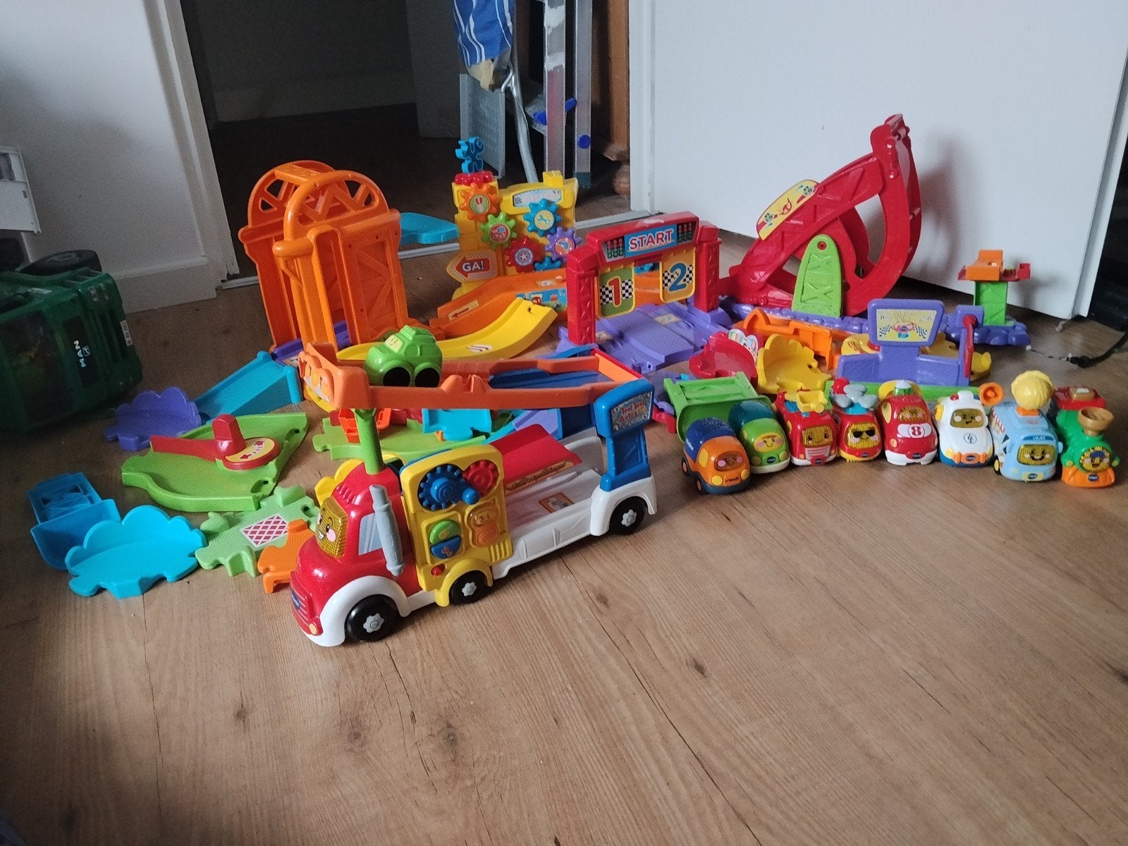 Zgan toet toet baan incl auto,s en vrachtauto, Kinderen en Baby's, Speelgoed | Vtech, Ophalen, Zo goed als nieuw, 2 tot 4 jaar