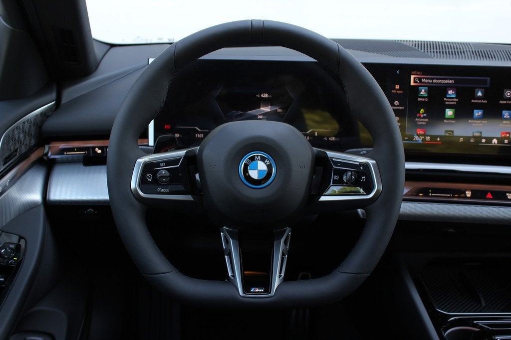 BMW i5 eDrive40 M Sport / Panoramadak / Trekhaak / Bowers &, Auto's, BMW, Automaat, 2095 kg, Achterwielaandrijving, Zwart