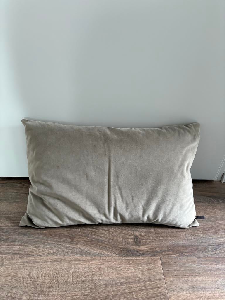 Claudi kussen - Grijs/Beige - Zo goed als nieuw, Huis en Inrichting, Woonaccessoires | Kussens, Ophalen of Verzenden, Zo goed als nieuw
