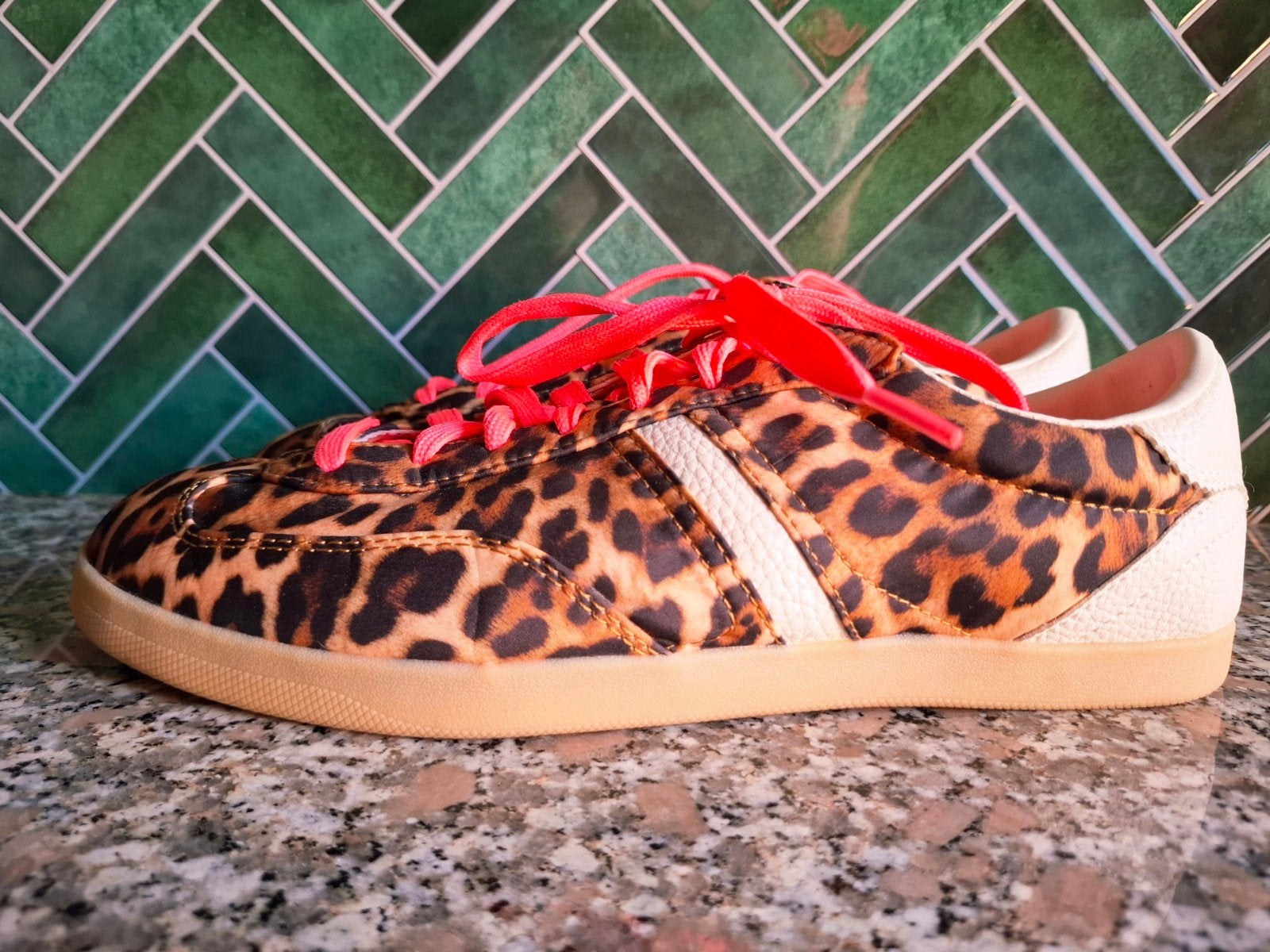 Zara sneakers met panterprint en knalroze veters, mt 40, Bruin, Ophalen of Verzenden, Zara Woman, Sneakers of Gympen