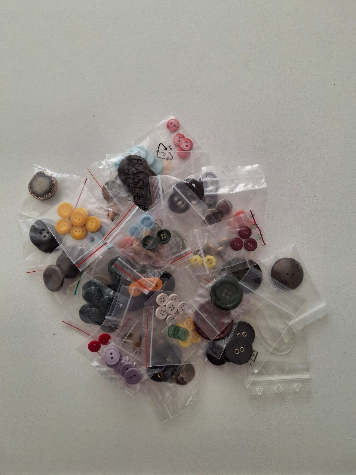 Diverse zakjes knopen en 1 gesp, Hobby en Vrije tijd, Ophalen of Verzenden, Knoop of Knopen