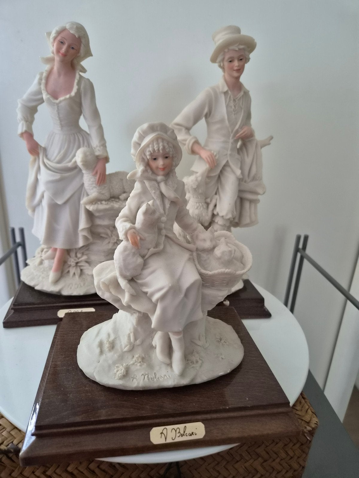 Set van 3A.Belcari beelden: Herder,Herderin en Vrouw met k, Handgemaakt, Ophalen of Verzenden, 20 - 50 cm, Wit