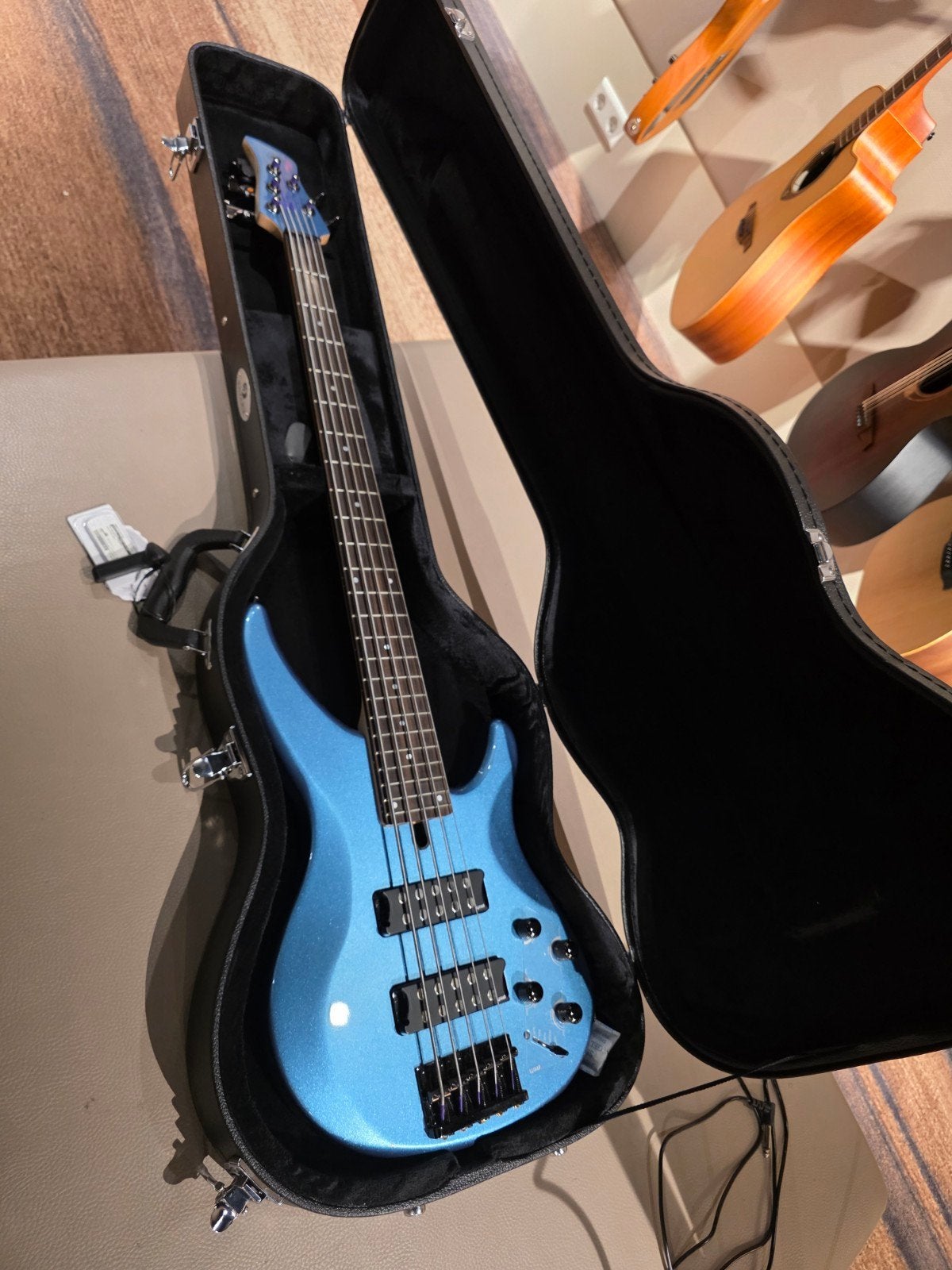Yamaha TRBX305 Basgitaar Ibanez Versterker & Xvive U2 + Acc, Ophalen, Nieuw, Elektrisch, 5-snarig