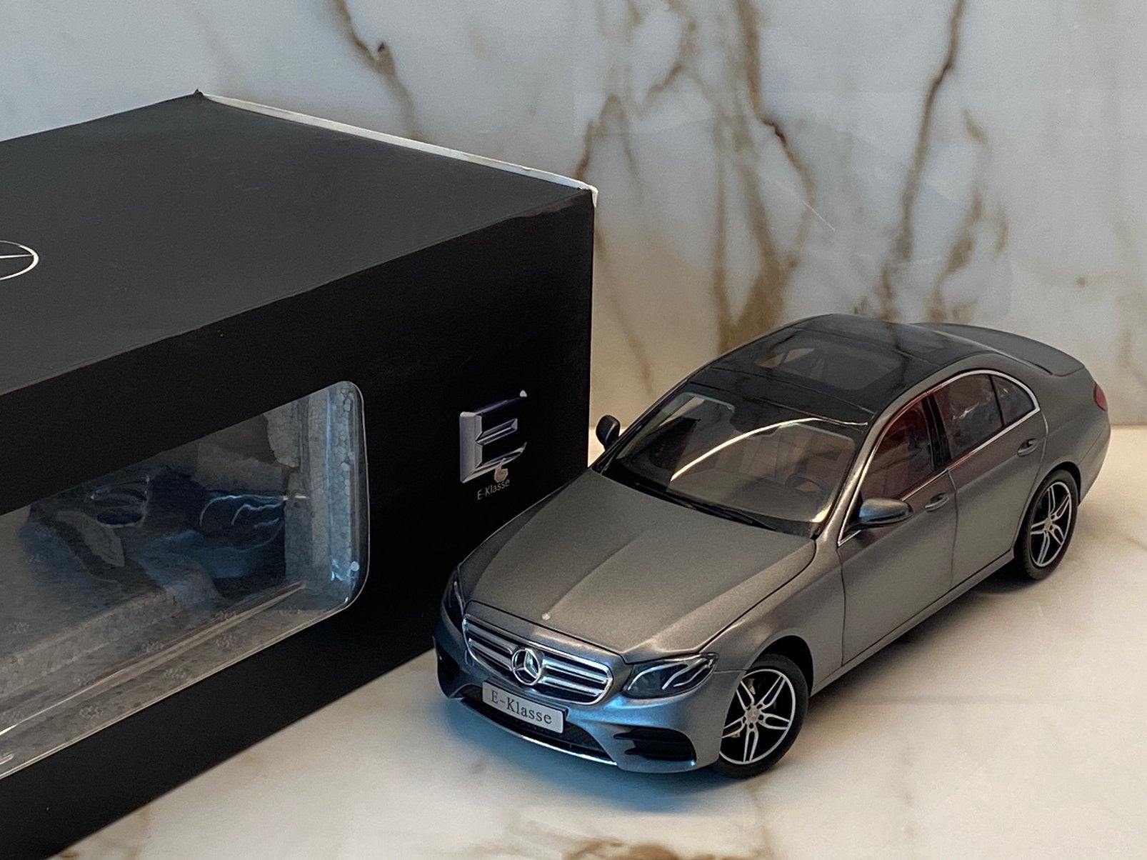 iScale Mercedes-Benz E-Klasse - 1:18, Ophalen of Verzenden, Zo goed als nieuw, Auto, Overige merken