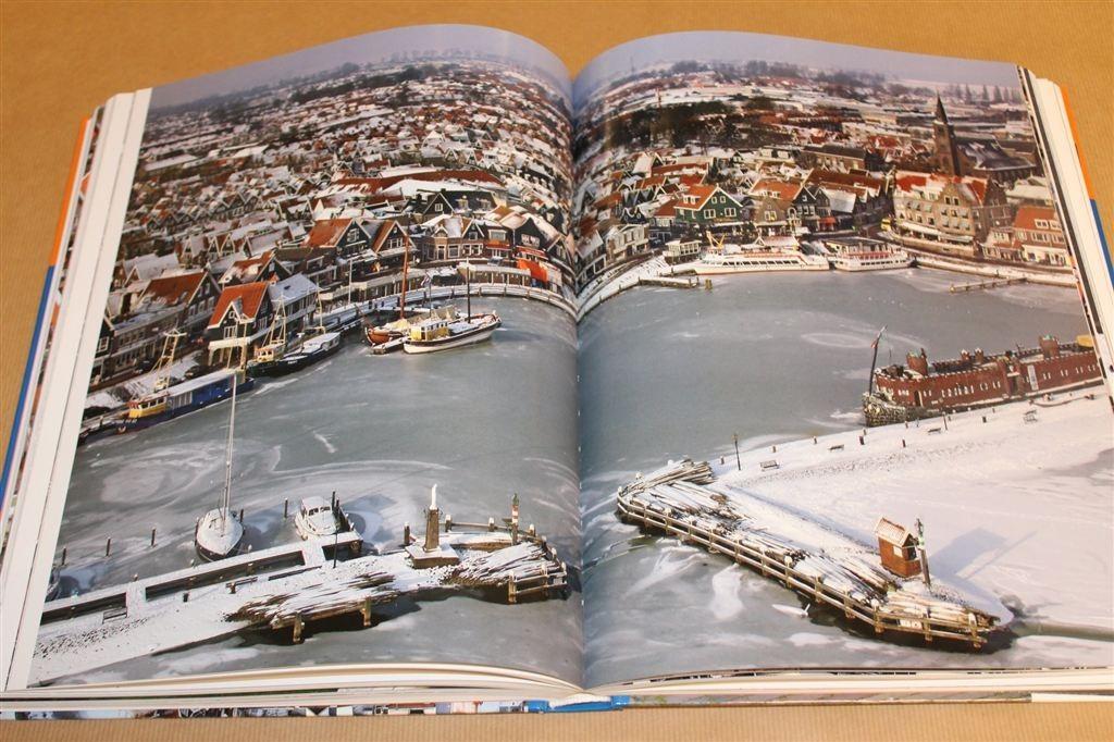 Volendam in Vogelvlucht — Uniek Historisch Fotoboek, Boeken, Geschiedenis | Stad en Regio, Ophalen of Verzenden, Zo goed als nieuw