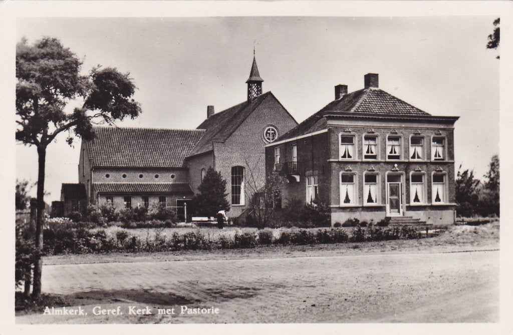 Almkerk. Ansichtkaart - Geref. Kerk met Pastorie (Ongelopen), Verzamelen, Ophalen of Verzenden, 1940 tot 1960, Ongelopen, Noord-Brabant