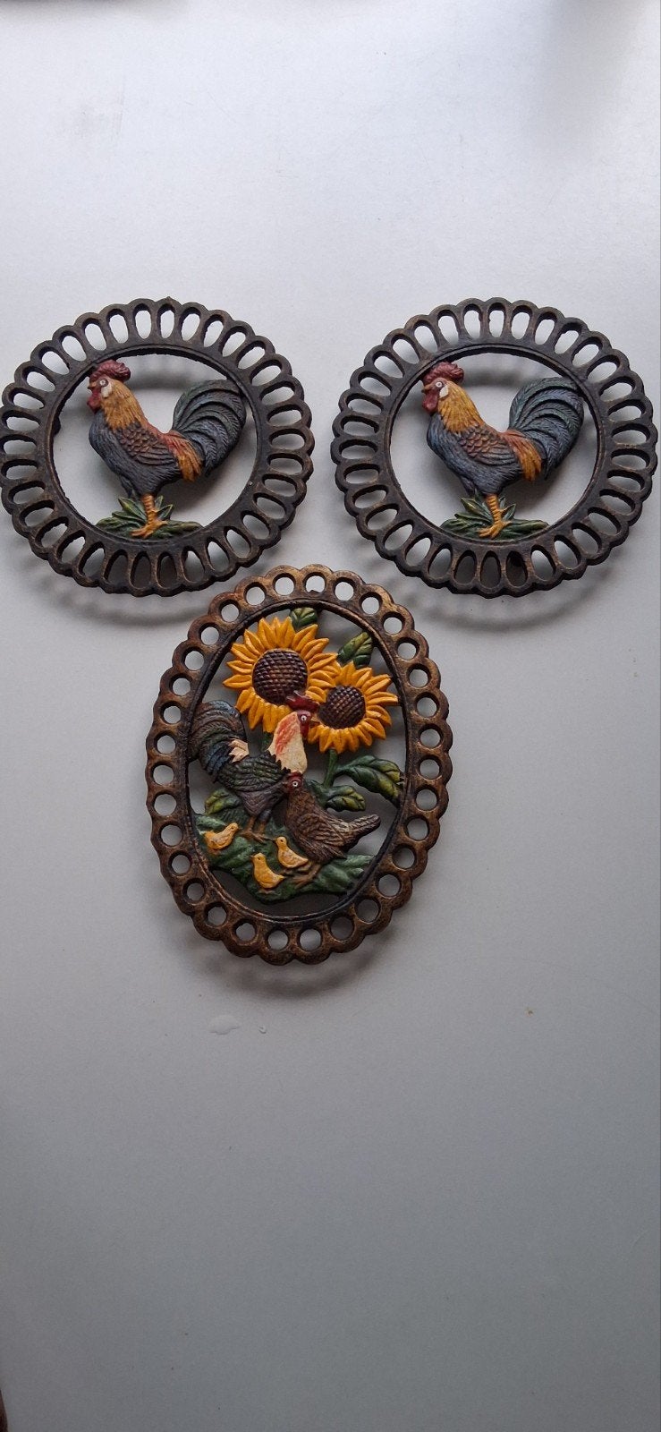 Set van 3 gietijzeren onderzetters met haan en zonnebloemen, Gebruikt, Ophalen of Verzenden, Pannenonderzetter, Hittebestendig