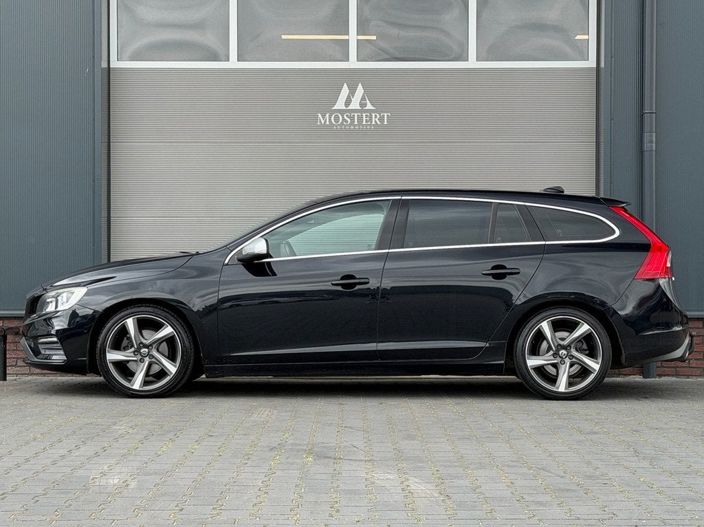 Volvo V60 1.6/150pk T3 R-Design|2015|NAP|Automaat|Trekhaak|N, Auto's, Volvo, Gebruikt, Zwart, 4 cilinders, 150 pk