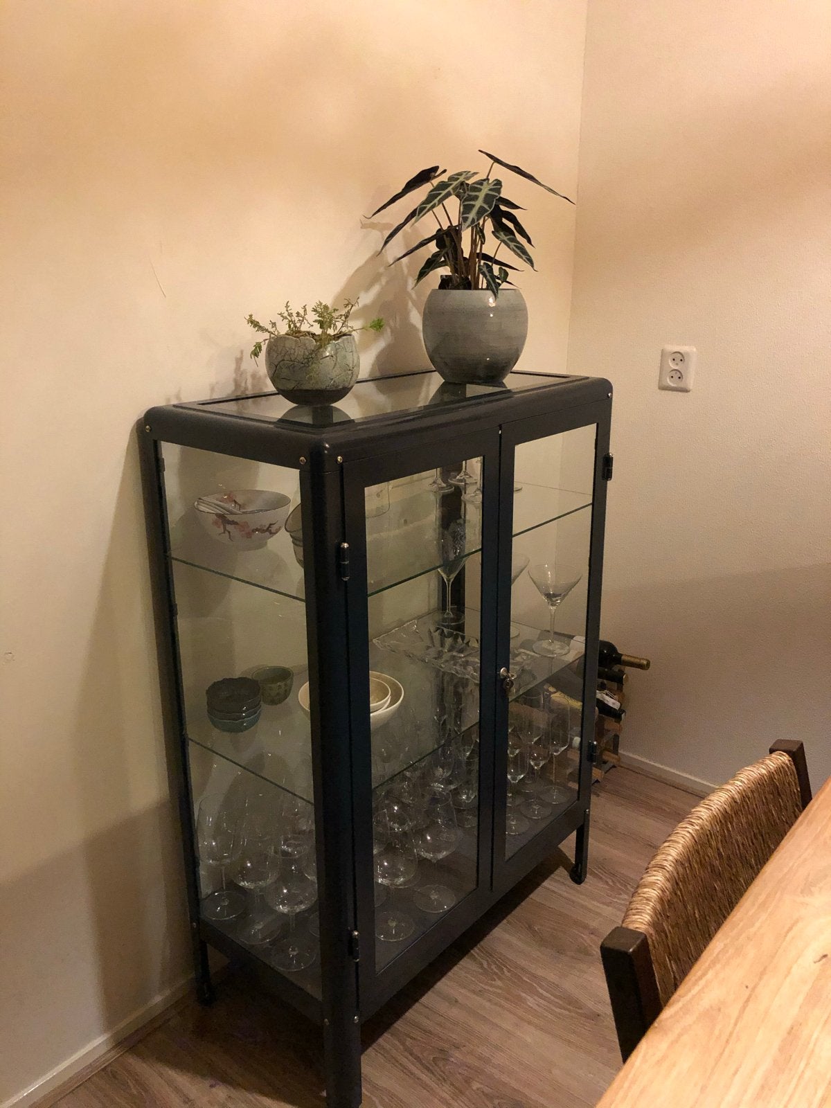 Glazen vitrinekast (donkerblauw) met metalen frame, Huis en Inrichting, Kasten | Vitrinekasten, Ophalen, 100 tot 150 cm, 50 tot 100 cm