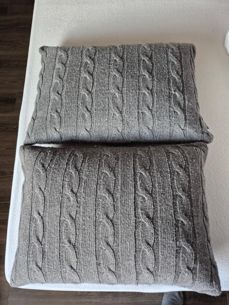 2x VanDyck sierkussens grijs met kabelpatroon, Huis en Inrichting, Ophalen of Verzenden, Zo goed als nieuw, Grijs, Rechthoekig